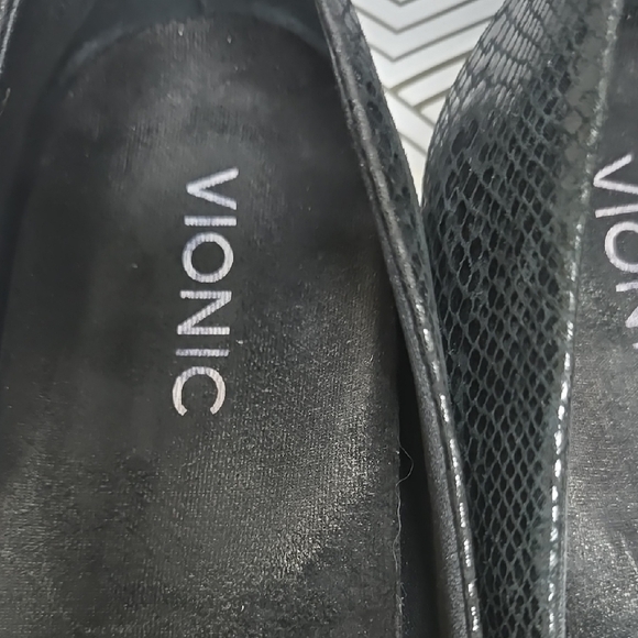 Vionic Black Textured Flats - Picture 2 of 6